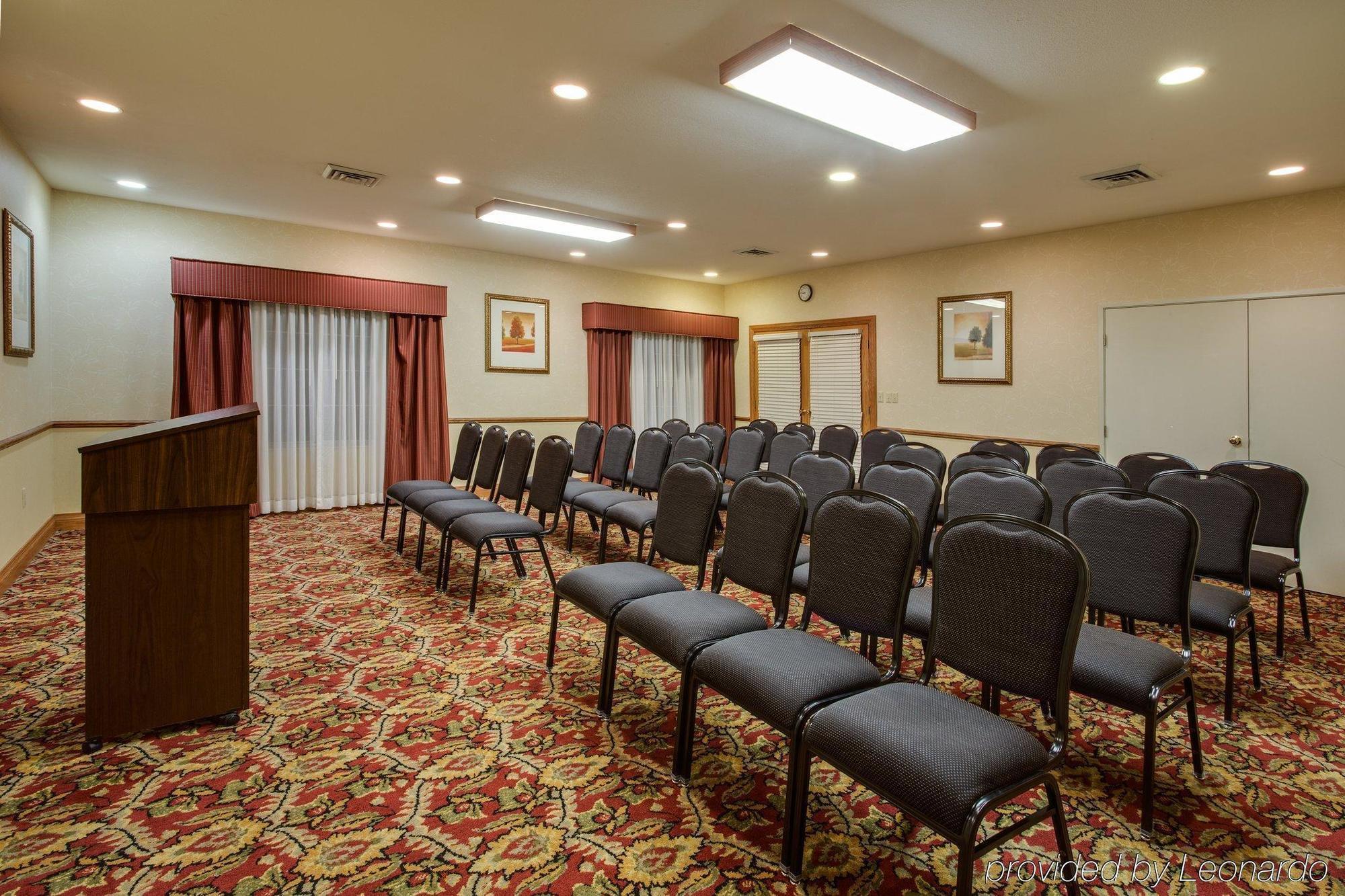 Express And Chicago West - St Charles By Ihg 2*