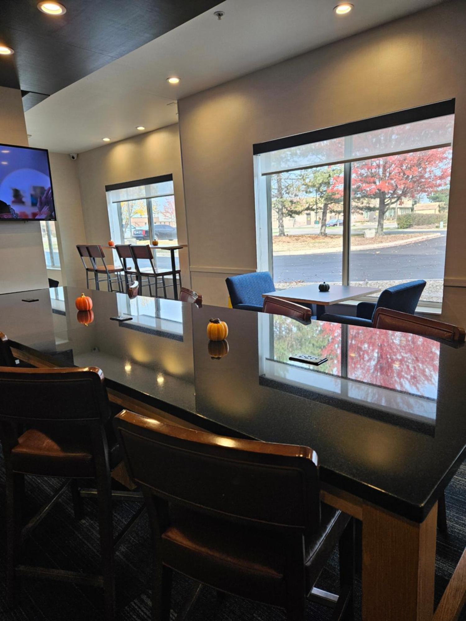 Express And Chicago West - St Charles By Ihg Hotel